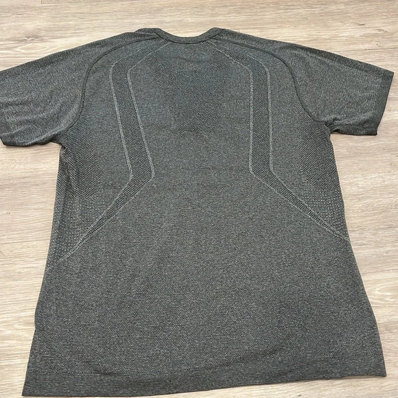 Men’s Lululemon Swiftly Tech Shirt - Picture 2 of 3